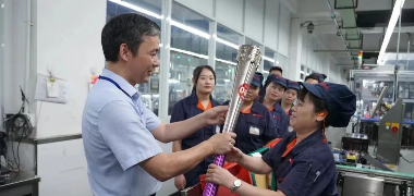 寧波站第66棒火炬在雙鹿電池傳遞